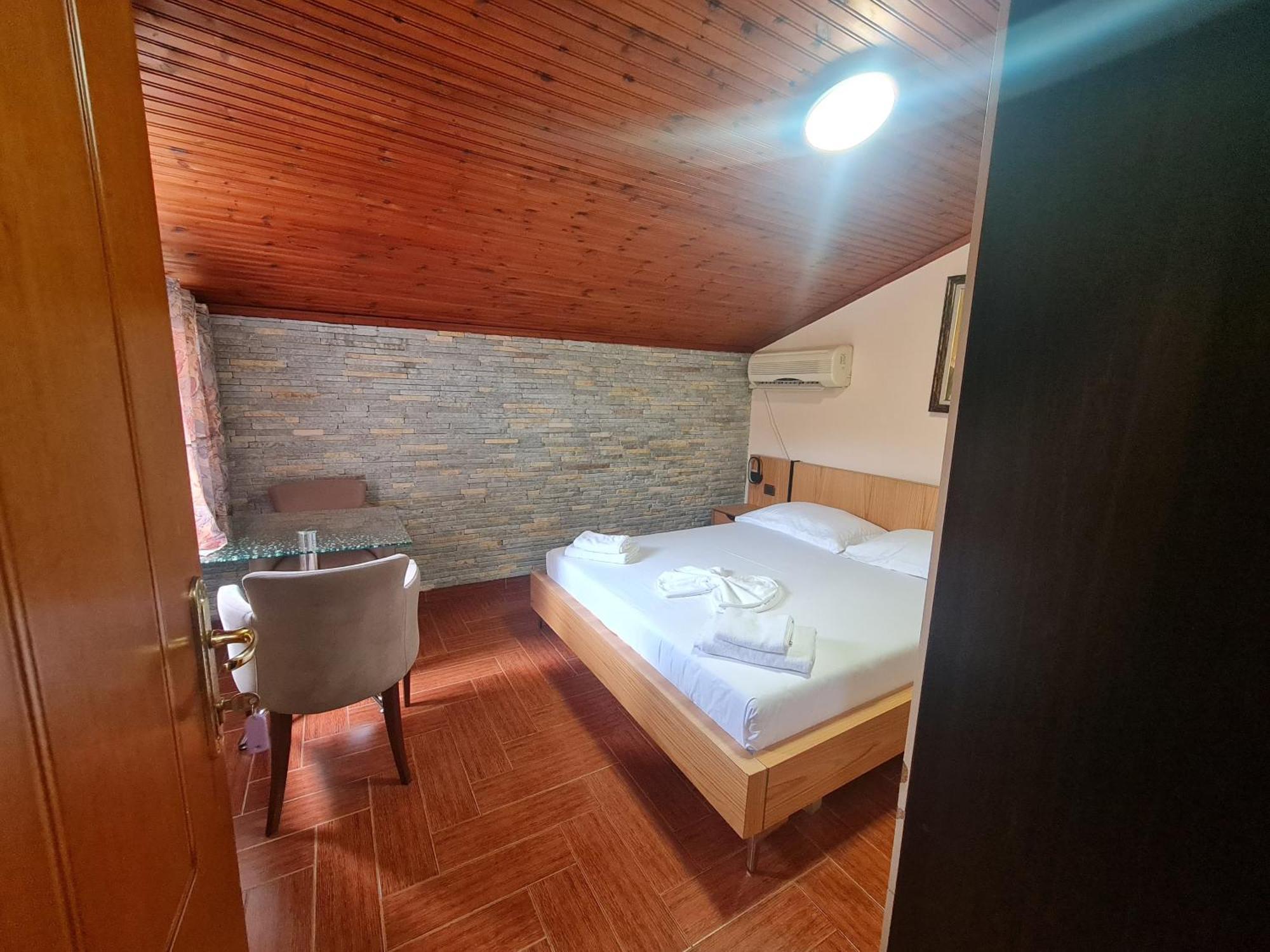 Hotel La Villa Tirana Exterior photo